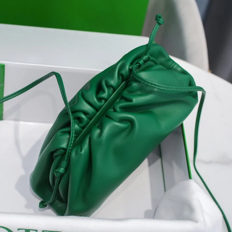 Batch 1120 Bottega Veneta cloud bag ☁️POUCH series, original plain calfskin, super low-key and attractive, soft and casual, major internet celebrity bloggers are crazy about calling it fashionable and classy, ​​lazy and intellectual, small size: 23*13*8 (small cloud plain) racing green